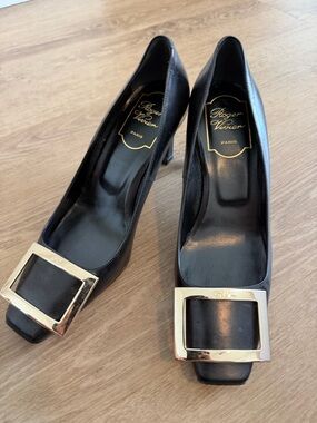 Roger Vivier Black Leather Buckle Pumps size 35.5